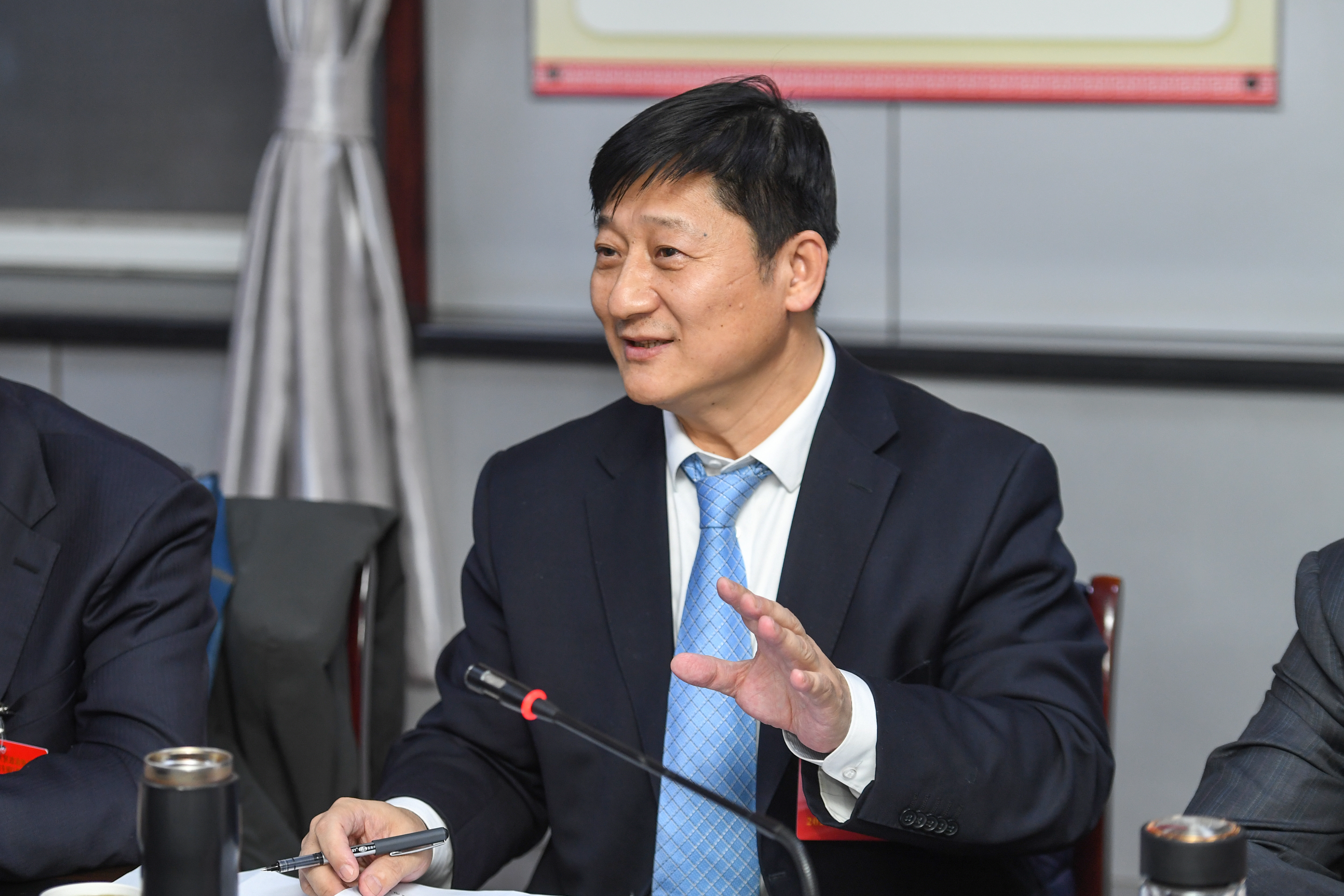 夏新李大勇刘伟等区领导参加联组讨论