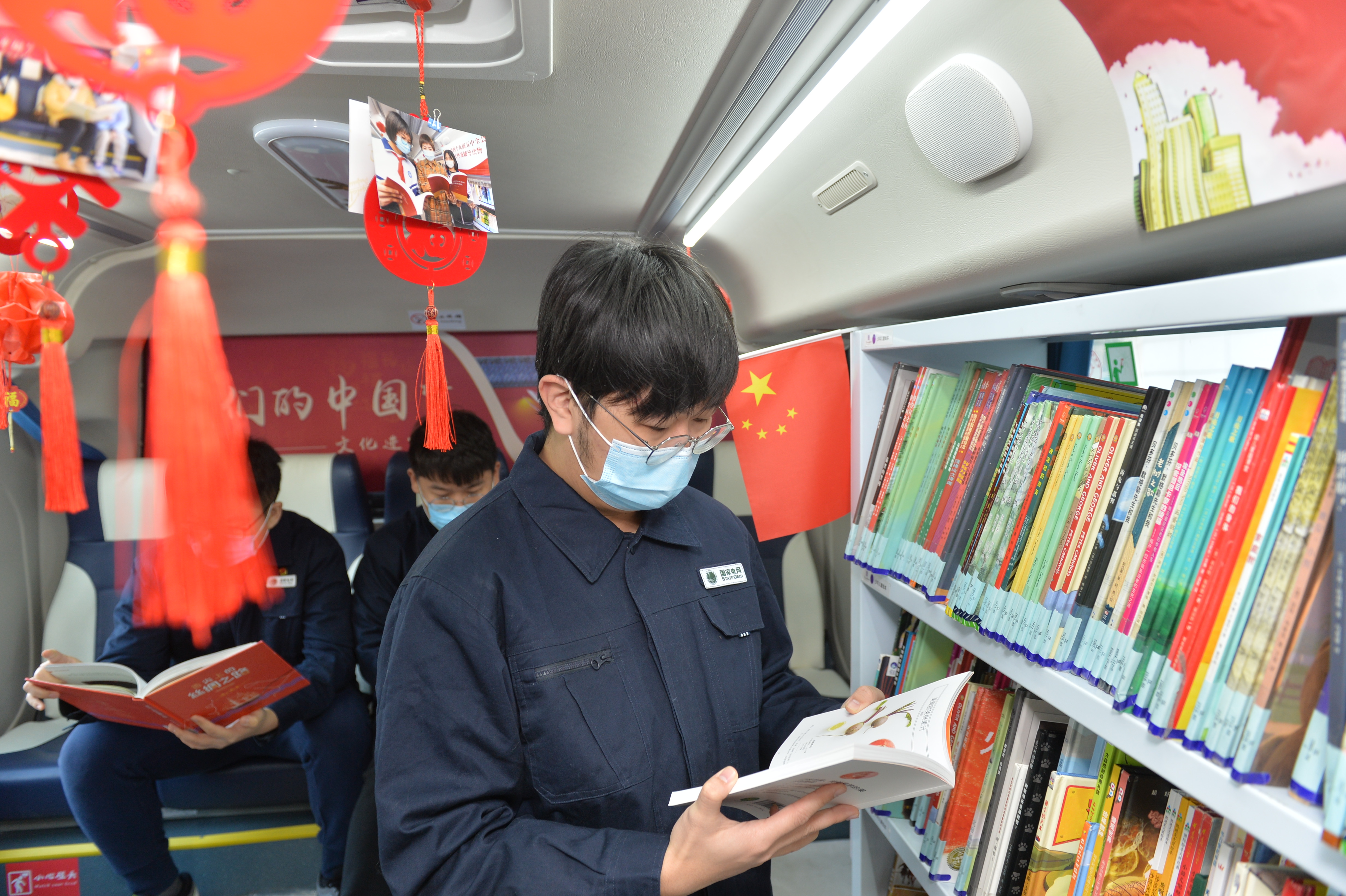 在新春佳节来临之际,东丽区图书馆流动图书车来到国网天津东丽公司,为