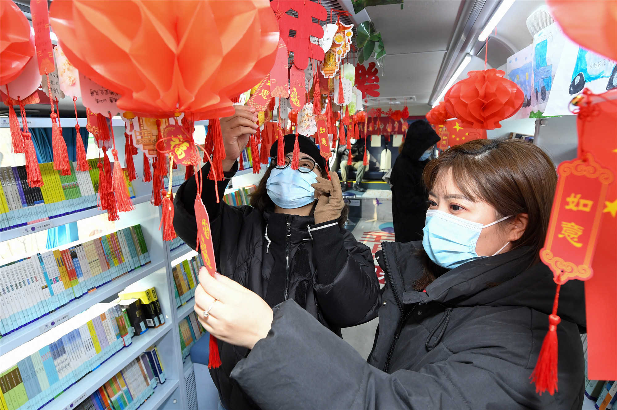 流动图书车开进无瑕街道,邀请读者猜灯谜赢好礼,共同品味传统文化魅力