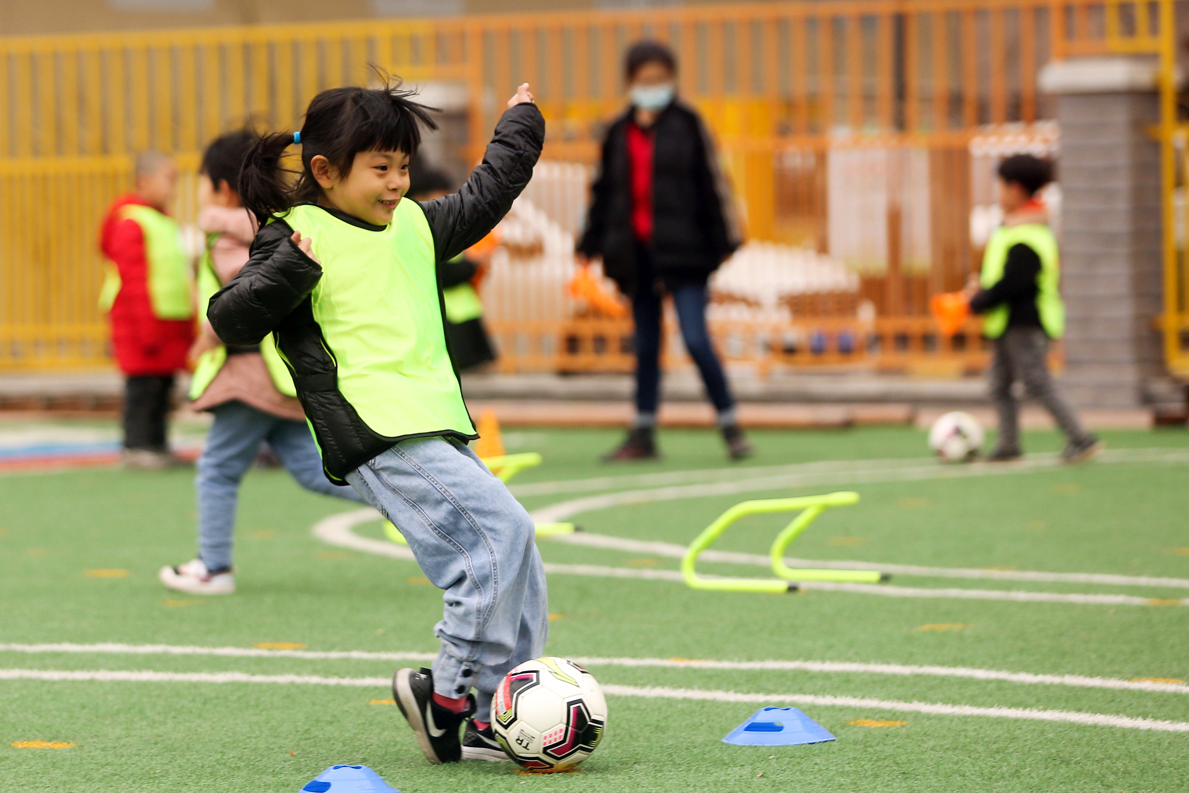 幼儿园里踢足球