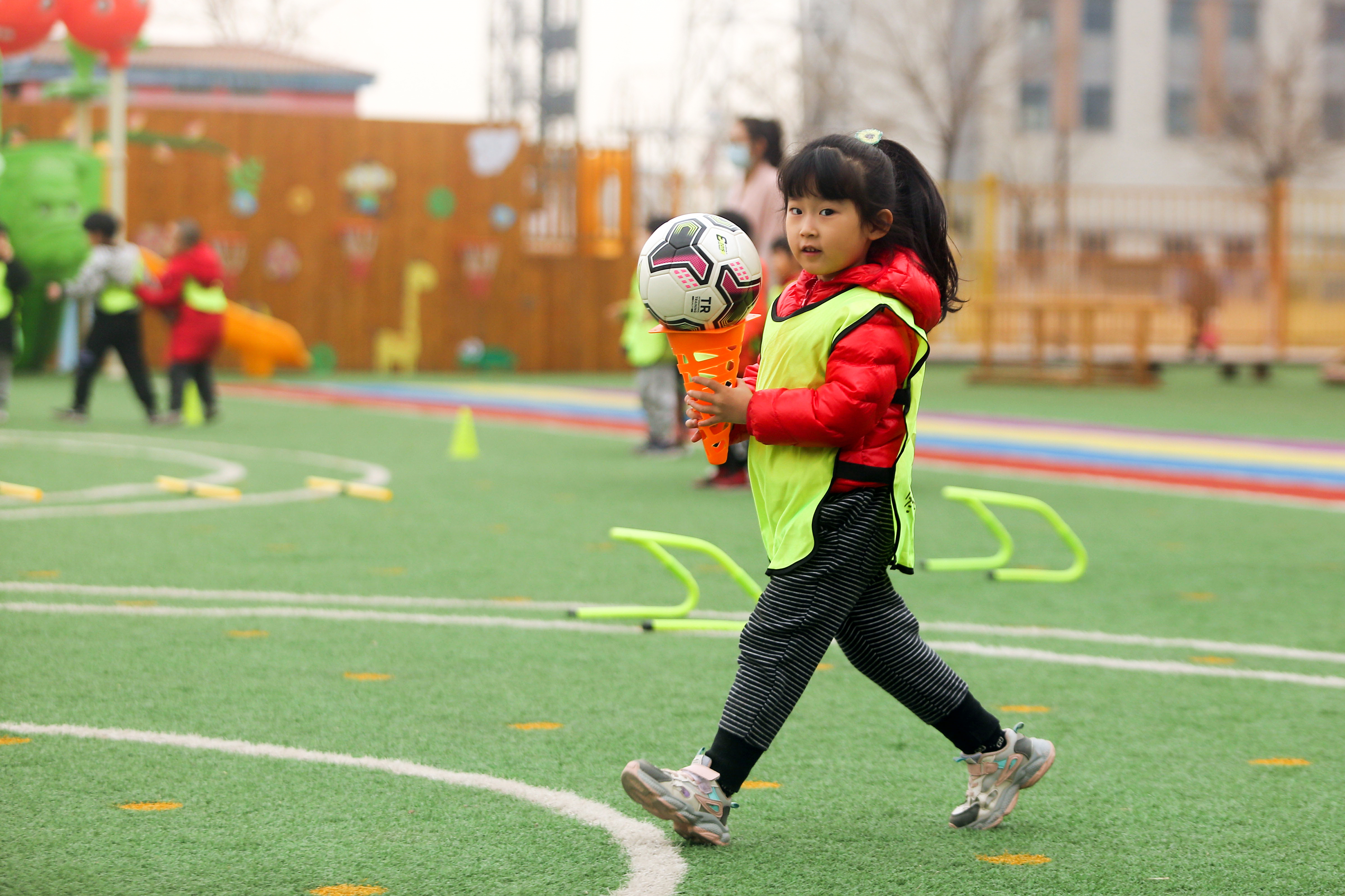 幼儿园里踢足球