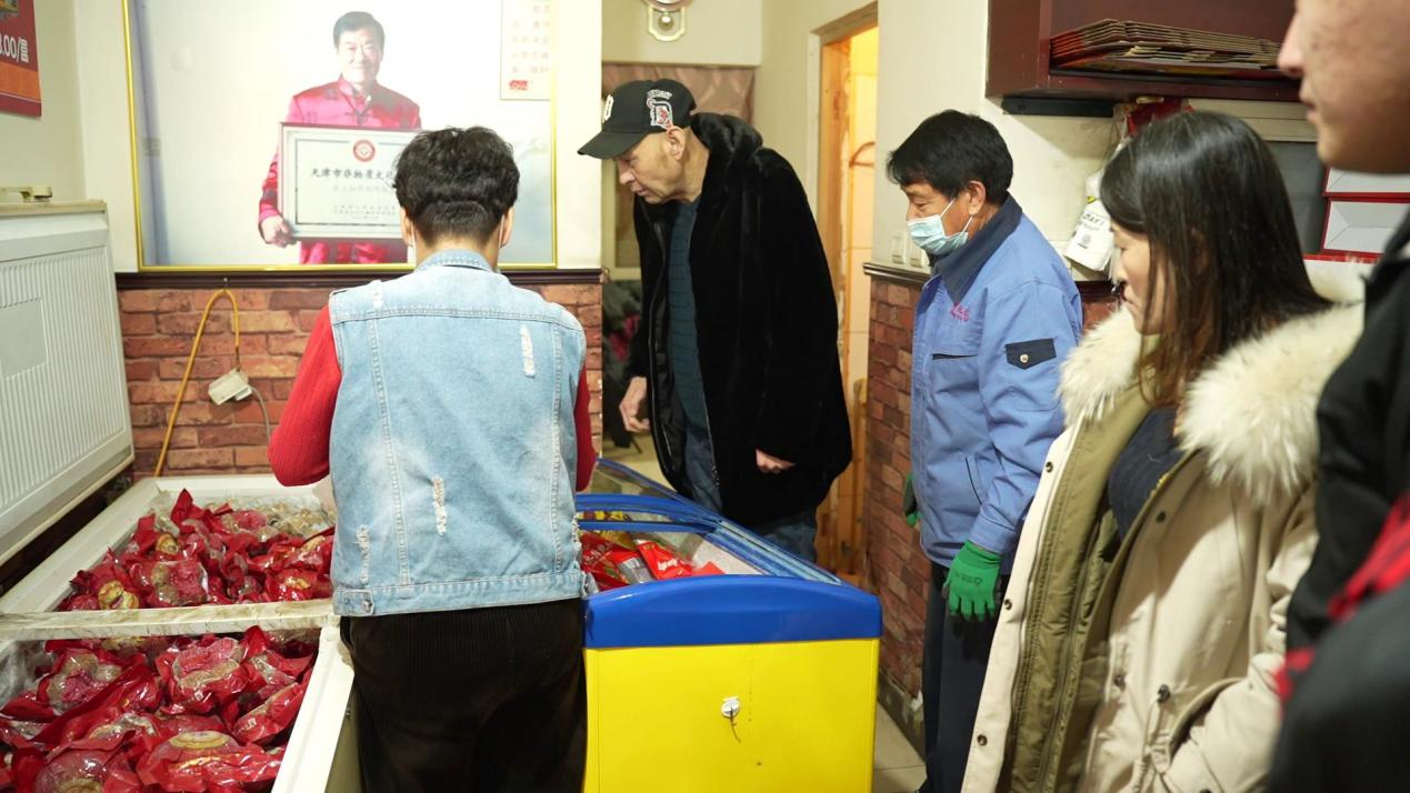 第三代传承人赵成林将传统赤土扣肉技术进行改良,融合了天津饮食习惯