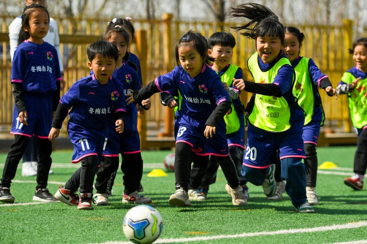 娃娃踢足球嗨翻幼儿园