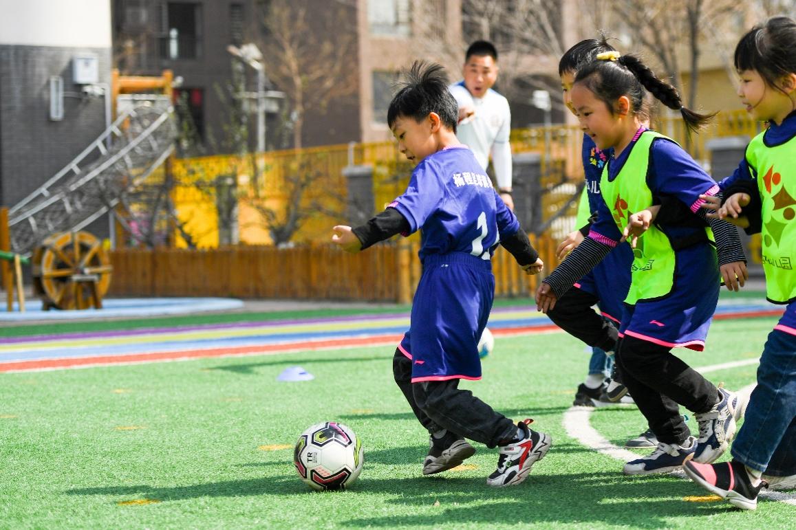 娃娃踢足球嗨翻幼儿园