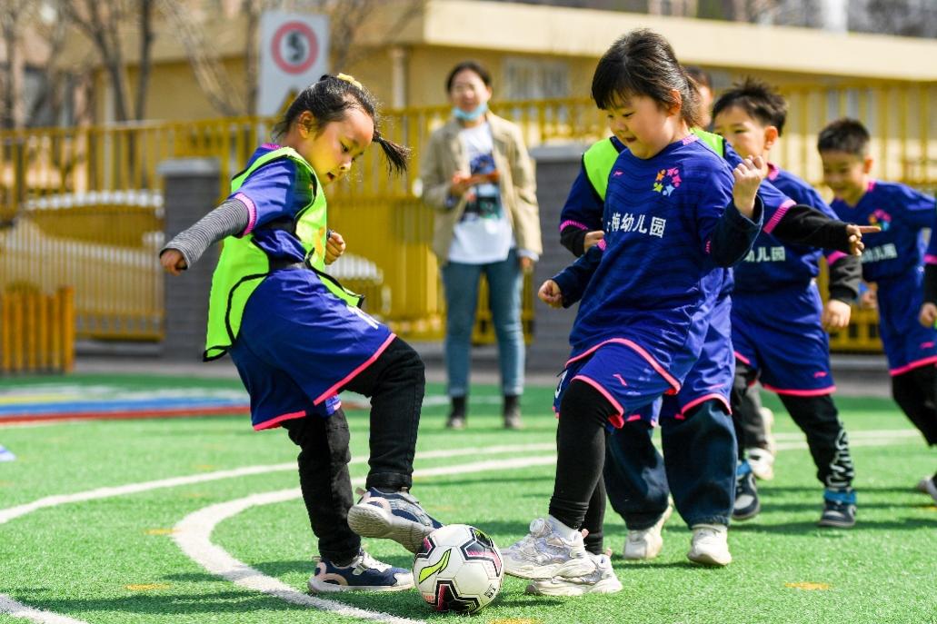 娃娃踢足球嗨翻幼儿园