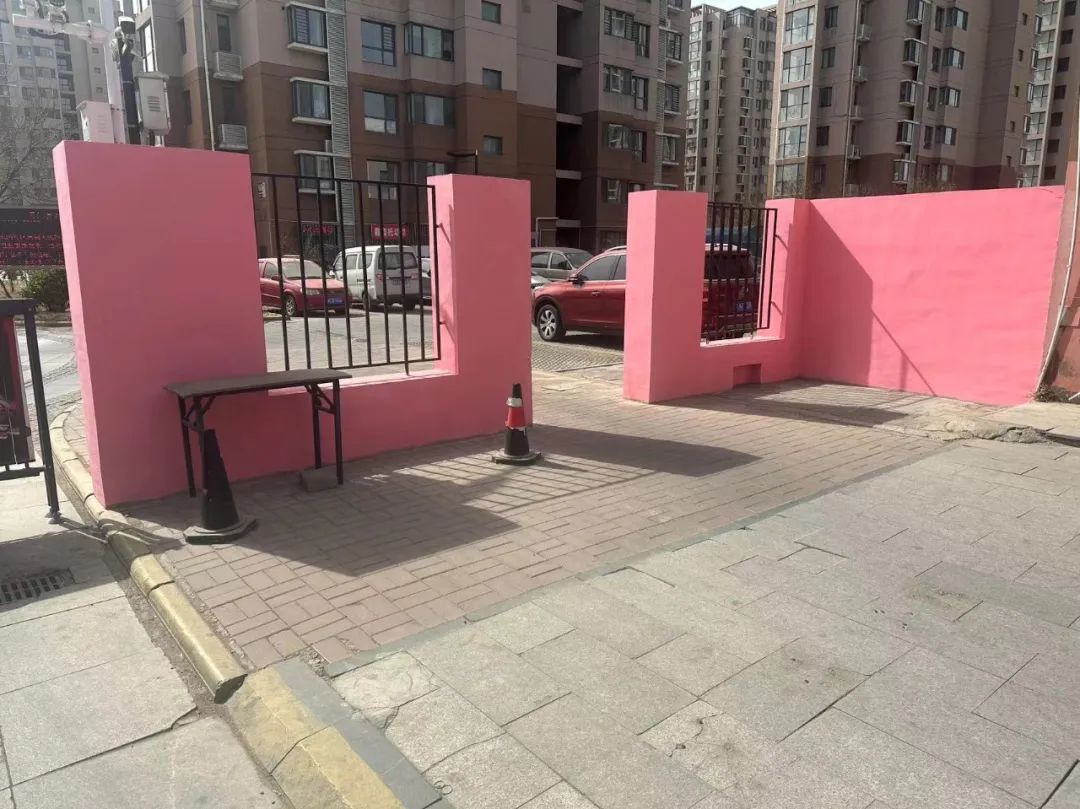 万新街道好新家园社区修缮社区围墙提升居住品质