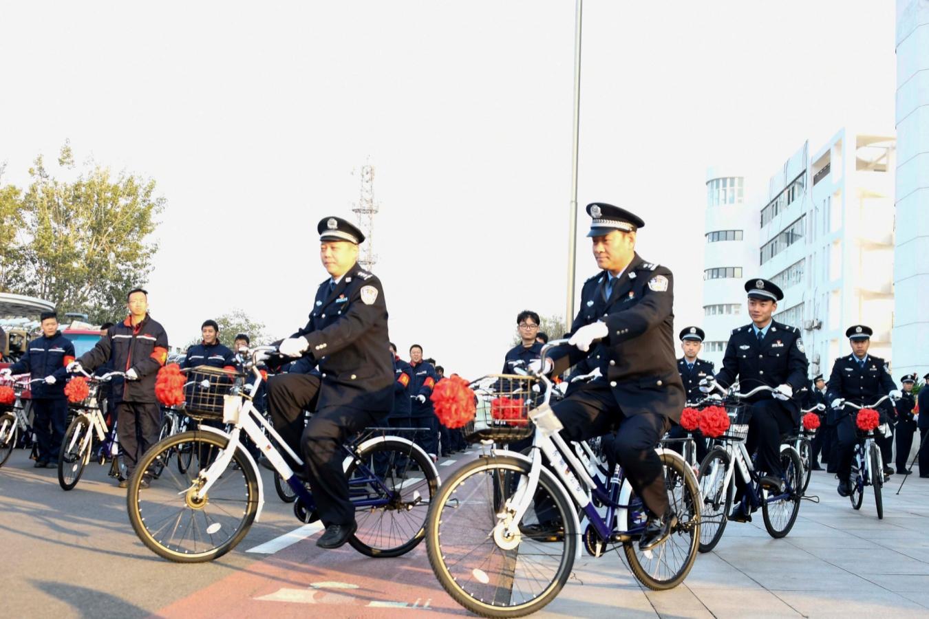 捐赠警用自行车深化警企合作