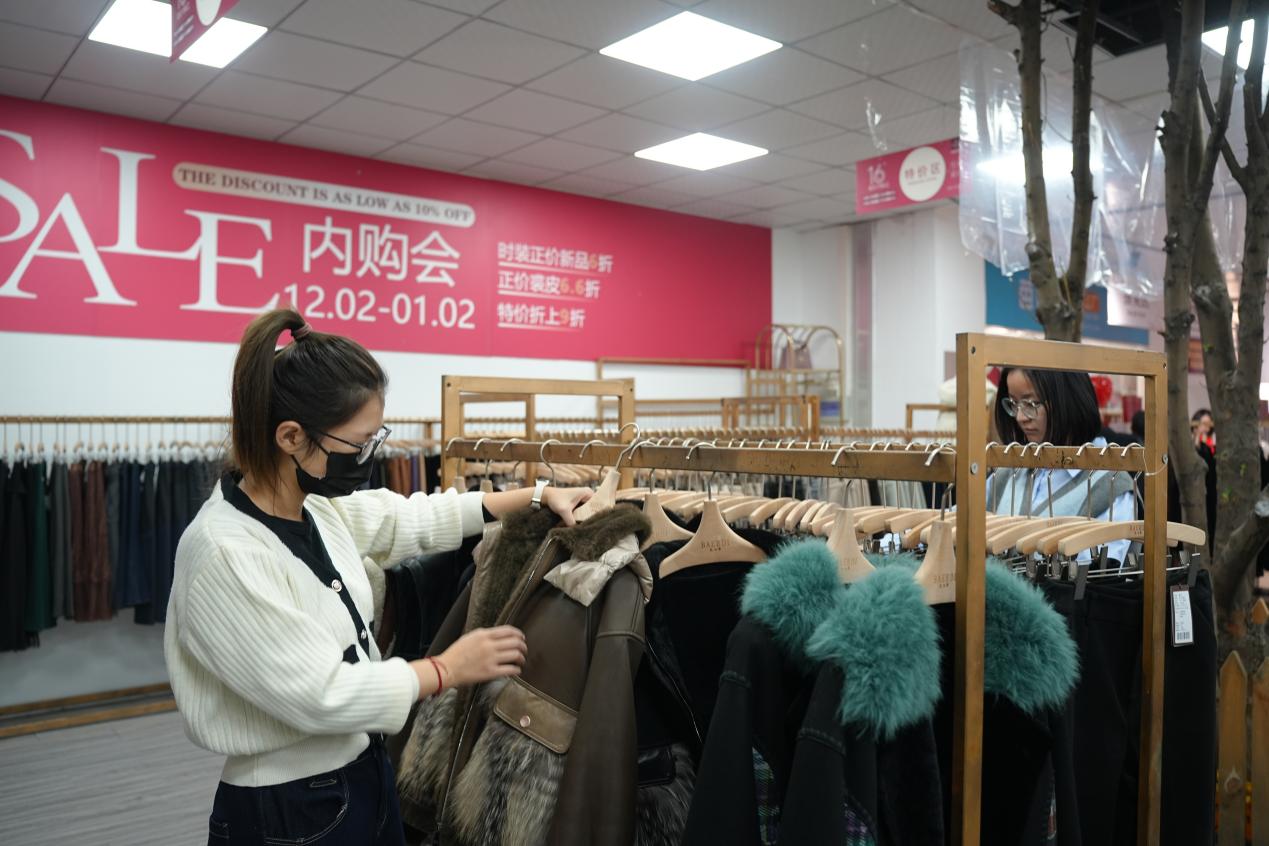 芭而蒂服饰工厂店内购会启幕