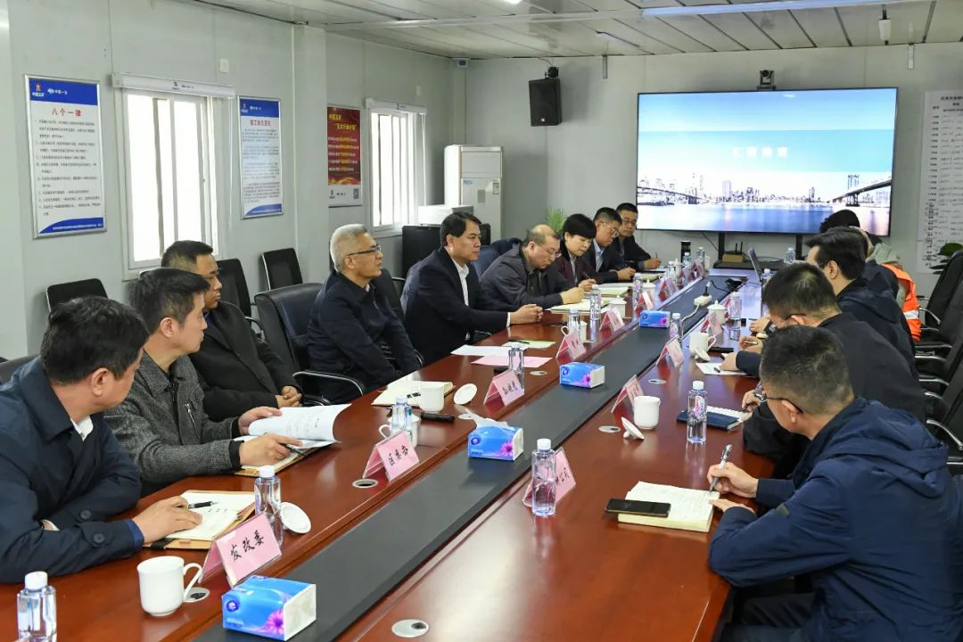 在金钟河大街南侧片区城市更新项目现场,贾堤实地察看项目建设情况
