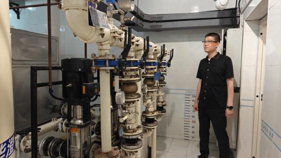 现场,海悦秋苑社区工作人员向区水务局报告,在海春园